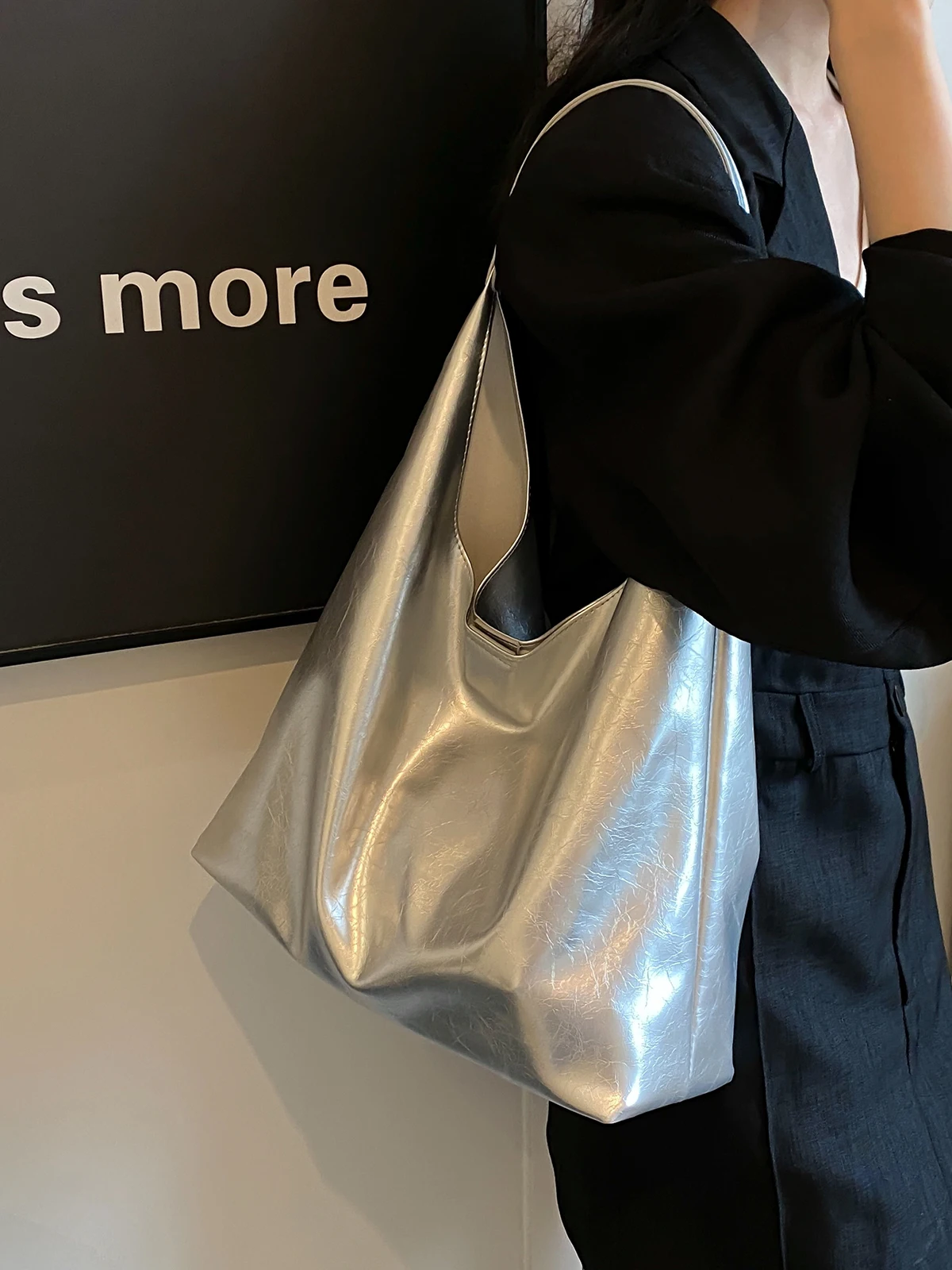 Leisure large-capacity bag female 2024 new simple shoulder bag Korean work red Tote bucket bag
Leisure large-capacity bag female 2024 new simple shoulder bag Korean work red Tote bucket bag