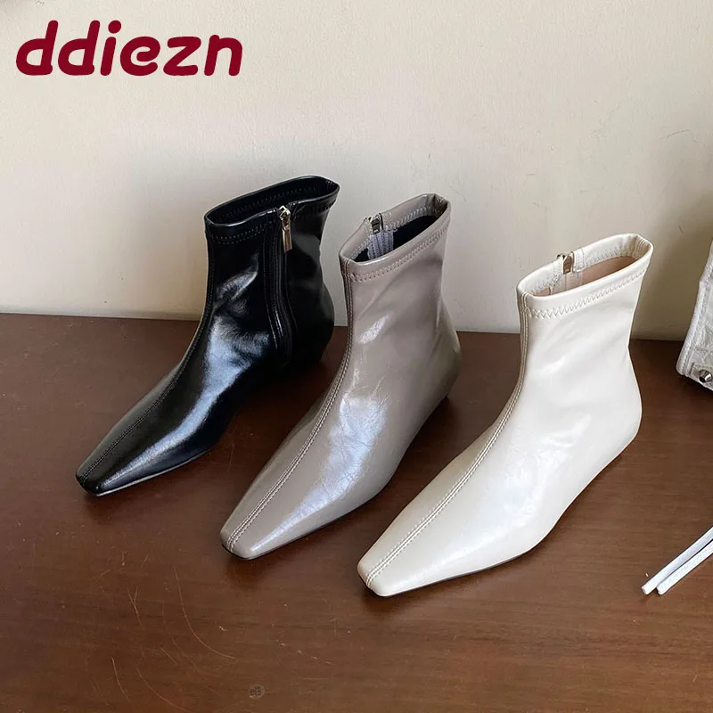 Модные женские ботильоны на плоской подошве, женская обувь на молнии, женские короткие современные ботинки с острым носком 
Модные женские ботильоны на плоской подошве, женская обувь на молнии, женские короткие современные ботинки с острым носком