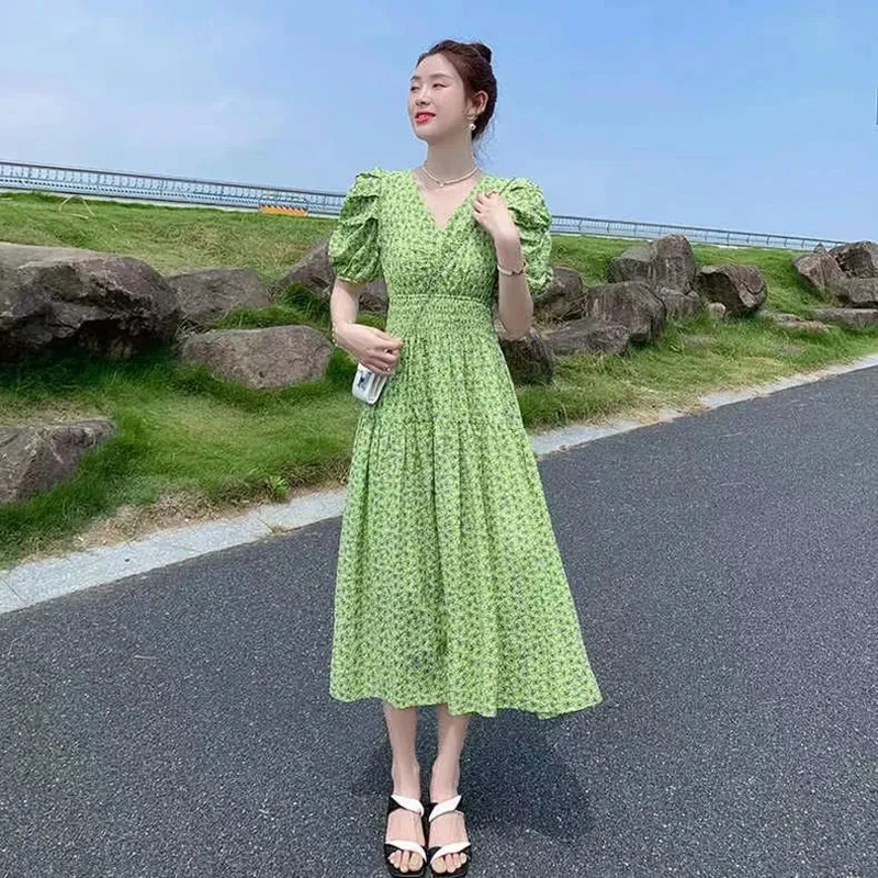 2023 New summer dress with bubble sleeve V-neck dress with green waistband and thin design feeling floral dress for women
2023 New summer dress with bubble sleeve V-neck dress with green waistband and thin design feeling floral dress for women