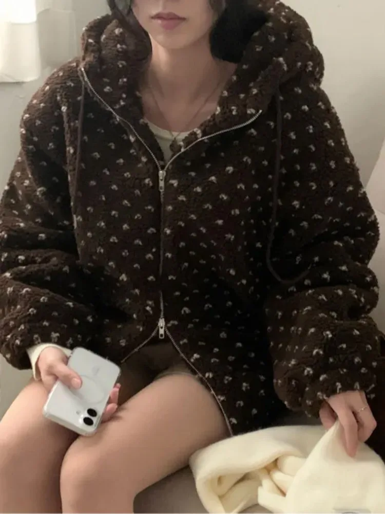 Хлопковая куртка из меха ягненка, женская двойная молния с капюшоном, оверсайз, зимняя новинка, цветная бровая конструкция, эксклюзивная одежда в Интернете
Хлопковая куртка из меха ягненка, женская двойная молния с капюшоном, оверсайз, зимняя новинка, цветная бровая конструкция, эксклюзивная одежда в Интернете