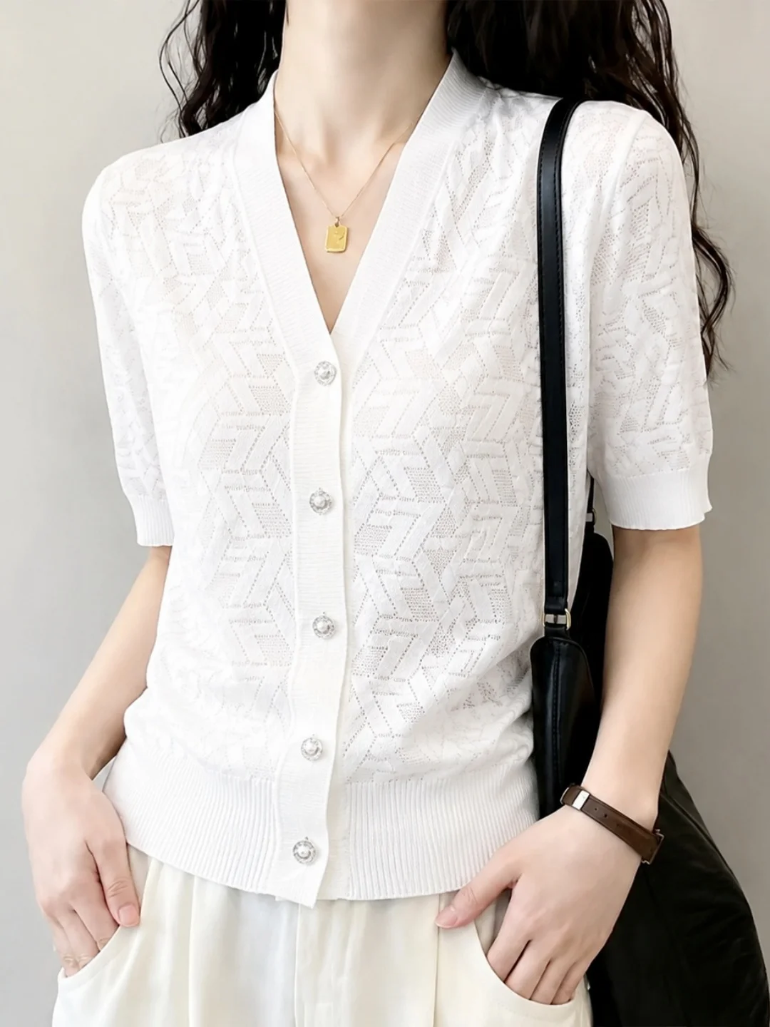 Silk Knitted V-Neck Short Sleeve Casual Top Single Button Design Summer Fashionable Women's Straight Cut Korean Style Shirt
Silk Knitted V-Neck Short Sleeve Casual Top Single Button Design Summer Fashionable Women's Straight Cut Korean Style Shirt