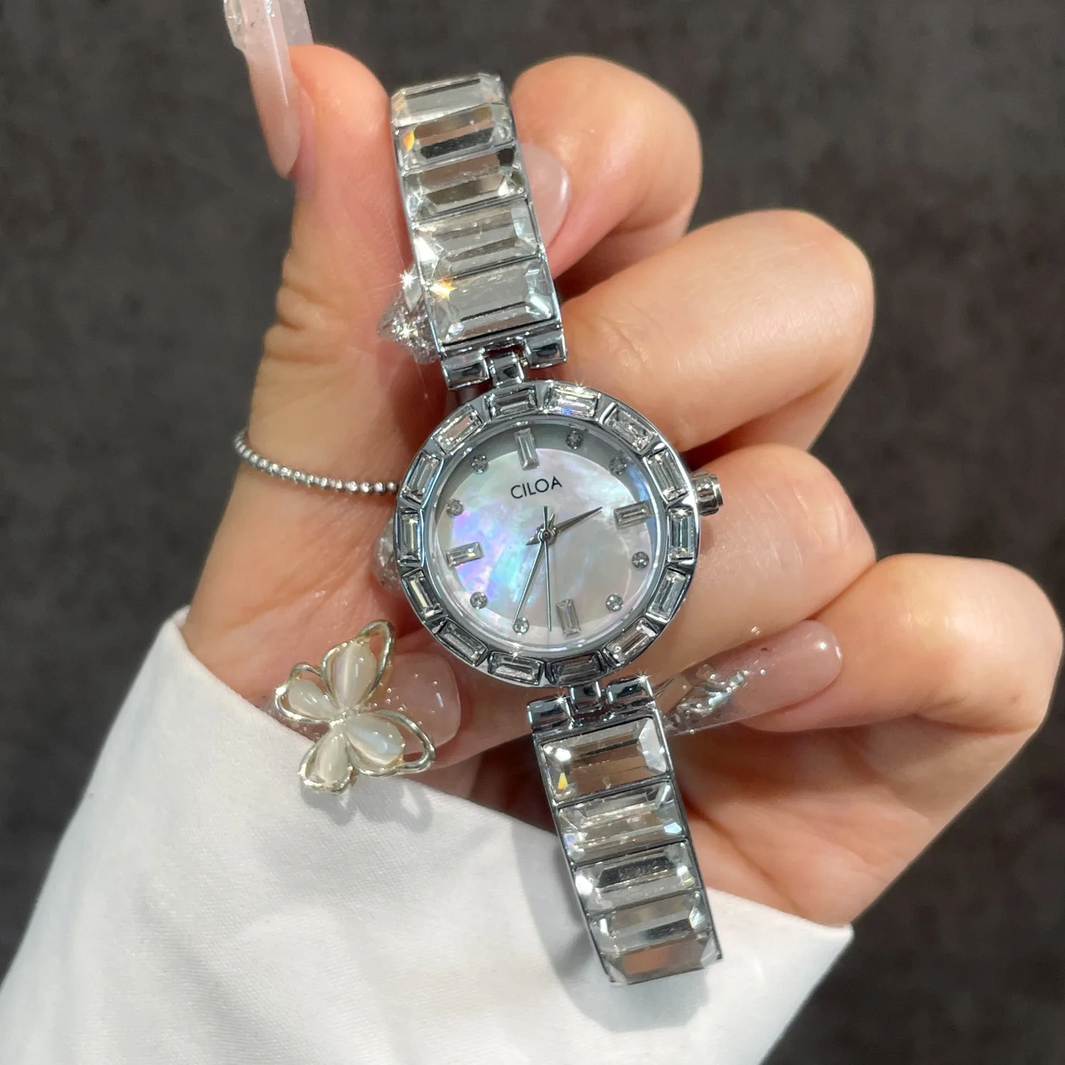 Round light luxury watch for women high quality small dial trendy and simple ladies watch 2025 new waterproof quartz watch
Round light luxury watch for women high quality small dial trendy and simple ladies watch 2025 new waterproof quartz watch
