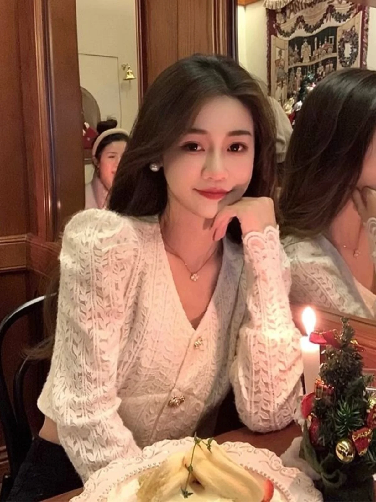 Ретро-модная кружевная блузка с V-образным вырезом, осенне-зимняя новинка, приталенная, с длинным рукавом, верхняя одежда для женщин, из полиэстера.
Ретро-модная кружевная блузка с V-образным вырезом, осенне-зимняя новинка, приталенная, с длинным рукавом, верхняя одежда для женщин, из полиэстера.