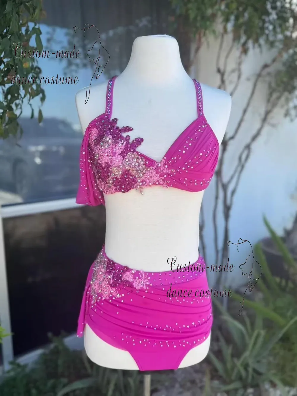 Комплект пурпурного танцевального костюма с цветочным узором в отдельном стиле, украшенный сверкающими стразами, подходит для сцены.
Комплект пурпурного танцевального костюма с цветочным узором в отдельном стиле, украшенный сверкающими стразами, подходит для сцены.