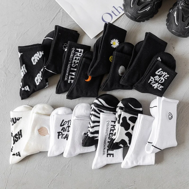 Spring and Autumn Korean style cotton black and white embroidered sports trendy socks casual mid-calf socks for men and women
Spring and Autumn Korean style cotton black and white embroidered sports trendy socks casual mid-calf socks for men and women