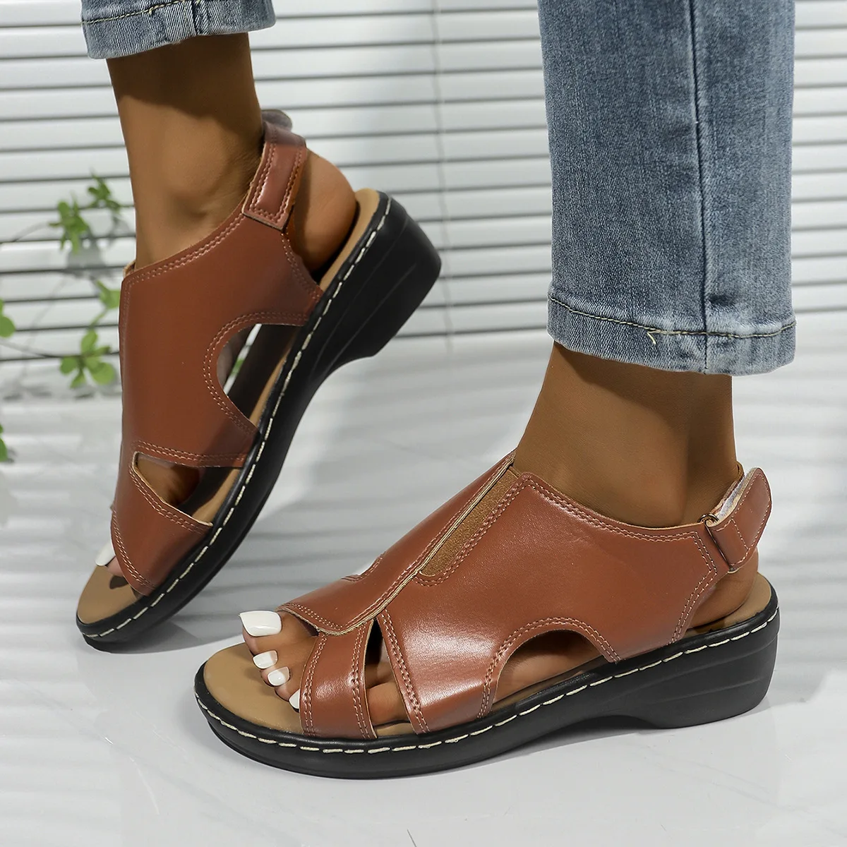 2025 new fashion trend Velcro stitching, hollowed-out, thick-heeled, large-sized, toe-exposing casual Roman sandals
2025 new fashion trend Velcro stitching, hollowed-out, thick-heeled, large-sized, toe-exposing casual Roman sandals