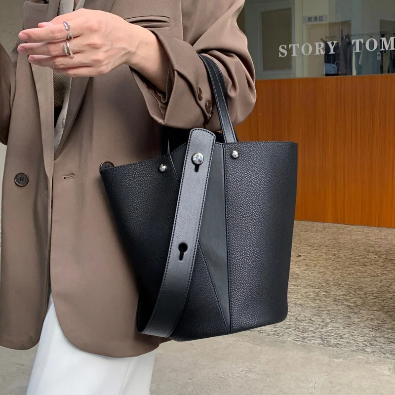 Genuine Leather Handbags for Women 2023 Designer Luxury Brand New Summer Shoulder Bucket Bag Ladies Purses Crossbody Bags
Genuine Leather Handbags for Women 2023 Designer Luxury Brand New Summer Shoulder Bucket Bag Ladies Purses Crossbody Bags