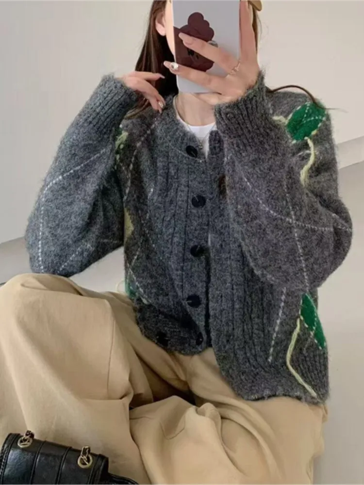 Жаккардовый вязаный кардиган в стиле ретро, женский свитер, новинка 2025, осенняя мода, элегантные однобортные свободные свитера с круглым вырезом и длинными рукавами
Жаккардовый вязаный кардиган в стиле ретро, женский свитер, новинка 2025, осенняя мода, элегантные однобортные свободные свитера с круглым вырезом и длинными рукавами