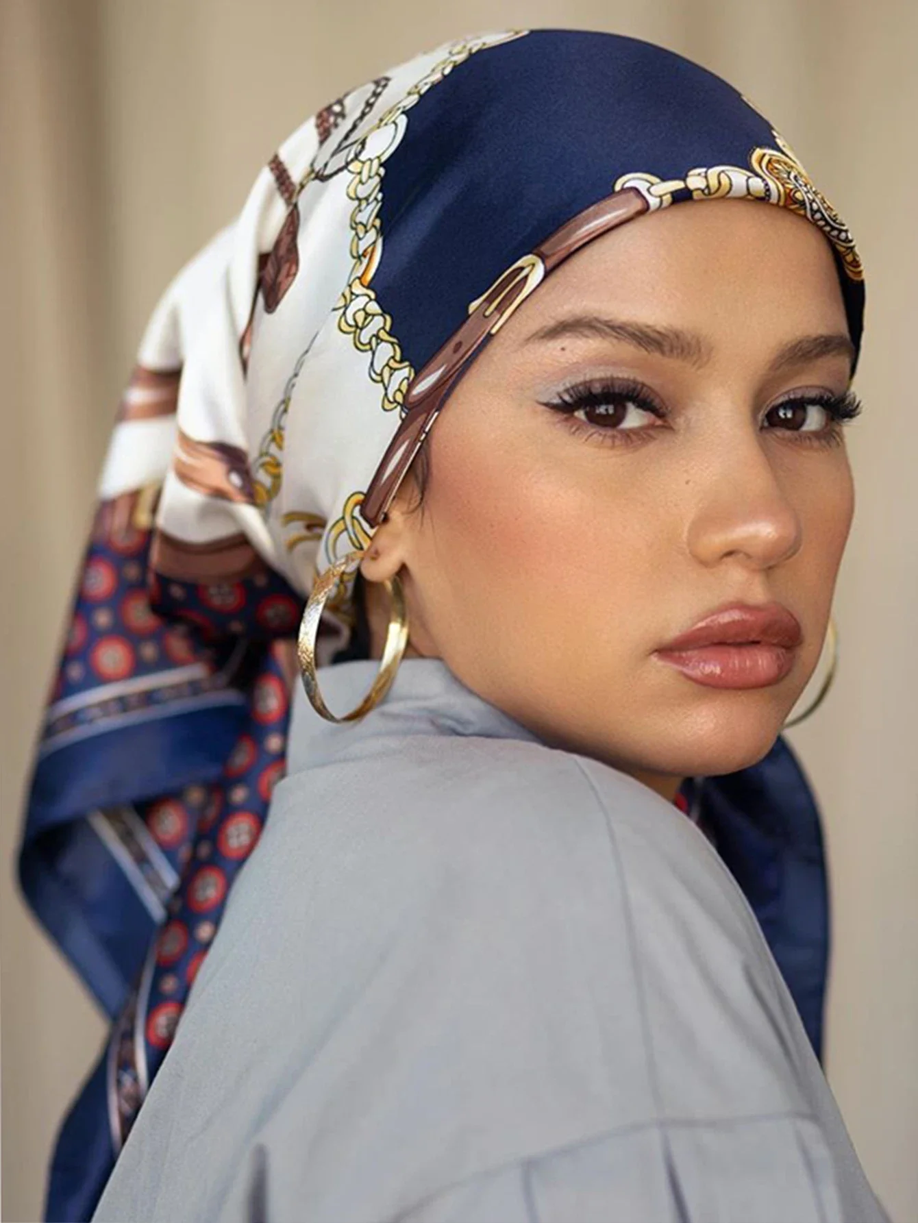 Fashion Square Silk Scarf Women Printed Chain Satin Neckerchief Mulim Hijab Luxury Shawl Hairband Bandana Foulard 90*90cm
Fashion Square Silk Scarf Women Printed Chain Satin Neckerchief Mulim Hijab Luxury Shawl Hairband Bandana Foulard 90*90cm