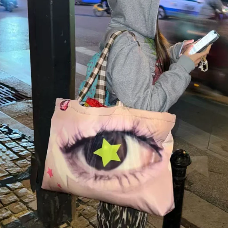 Сумка-тоут с принтом Y2k Star Eye, большая розовая нейлоновая сумка на плечо, модная сумка через плечо в стиле Харадзюку, уличная сумка для женщин
Сумка-тоут с принтом Y2k Star Eye, большая розовая нейлоновая сумка на плечо, модная сумка через плечо в стиле Харадзюку, уличная сумка для женщин