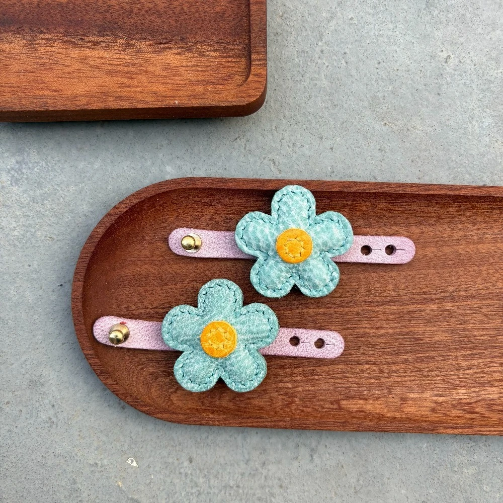 Handmade Genuine Leather Small Flower Bag Buckle Simple Small Flower Decoration New Small Flower Bag Charm, Gift
Handmade Genuine Leather Small Flower Bag Buckle Simple Small Flower Decoration New Small Flower Bag Charm, Gift