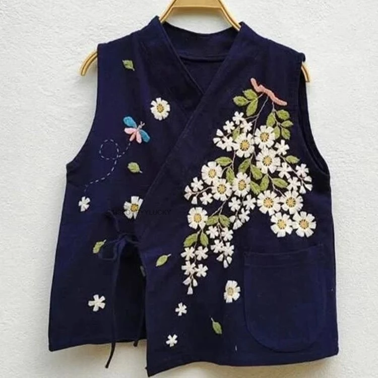 Women' New Trendy Design Navy Blue Embroidered Sleeveless Vest Women Elegant Chinese Style Floral Vest Coat Oriental Women Top
Women' New Trendy Design Navy Blue Embroidered Sleeveless Vest Women Elegant Chinese Style Floral Vest Coat Oriental Women Top