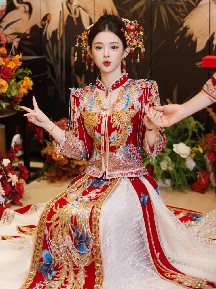 Новое свадебное платье, платье невесты, роскошная тост и тяжелая работа маленькой человека.
Новое свадебное платье, платье невесты, роскошная тост и тяжелая работа маленькой человека.