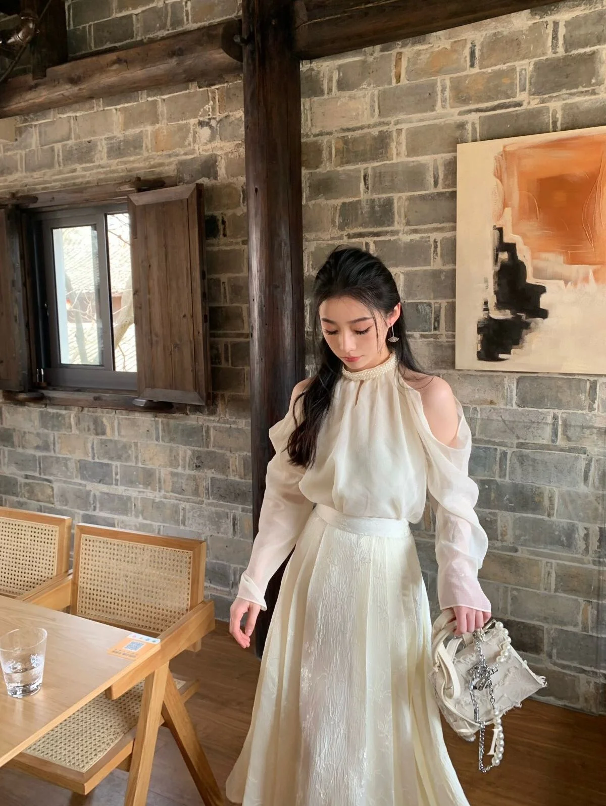 Длинное свадебное платье Simona Gentle Sle с открытыми плечами, украшенное бисером и прозрачными жемчужинами, с круглым вырезом и тонким декором
Длинное свадебное платье Simona Gentle Sle с открытыми плечами, украшенное бисером и прозрачными жемчужинами, с круглым вырезом и тонким декором