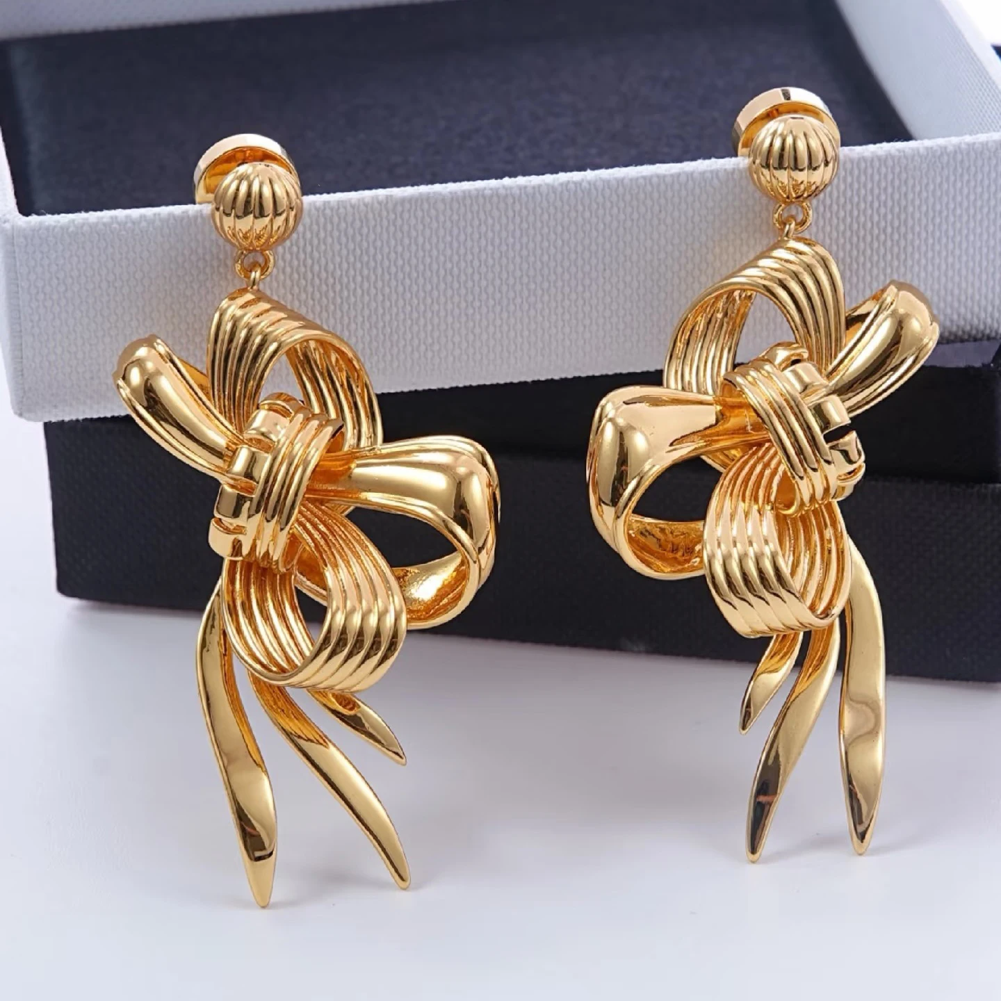 Европейские модные серьги-подвески с бантом из латуни с золотым покрытием, высококачественные, женские, роскошные, трендовые украшения
Европейские модные серьги-подвески с бантом из латуни с золотым покрытием, высококачественные, женские, роскошные, трендовые украшения