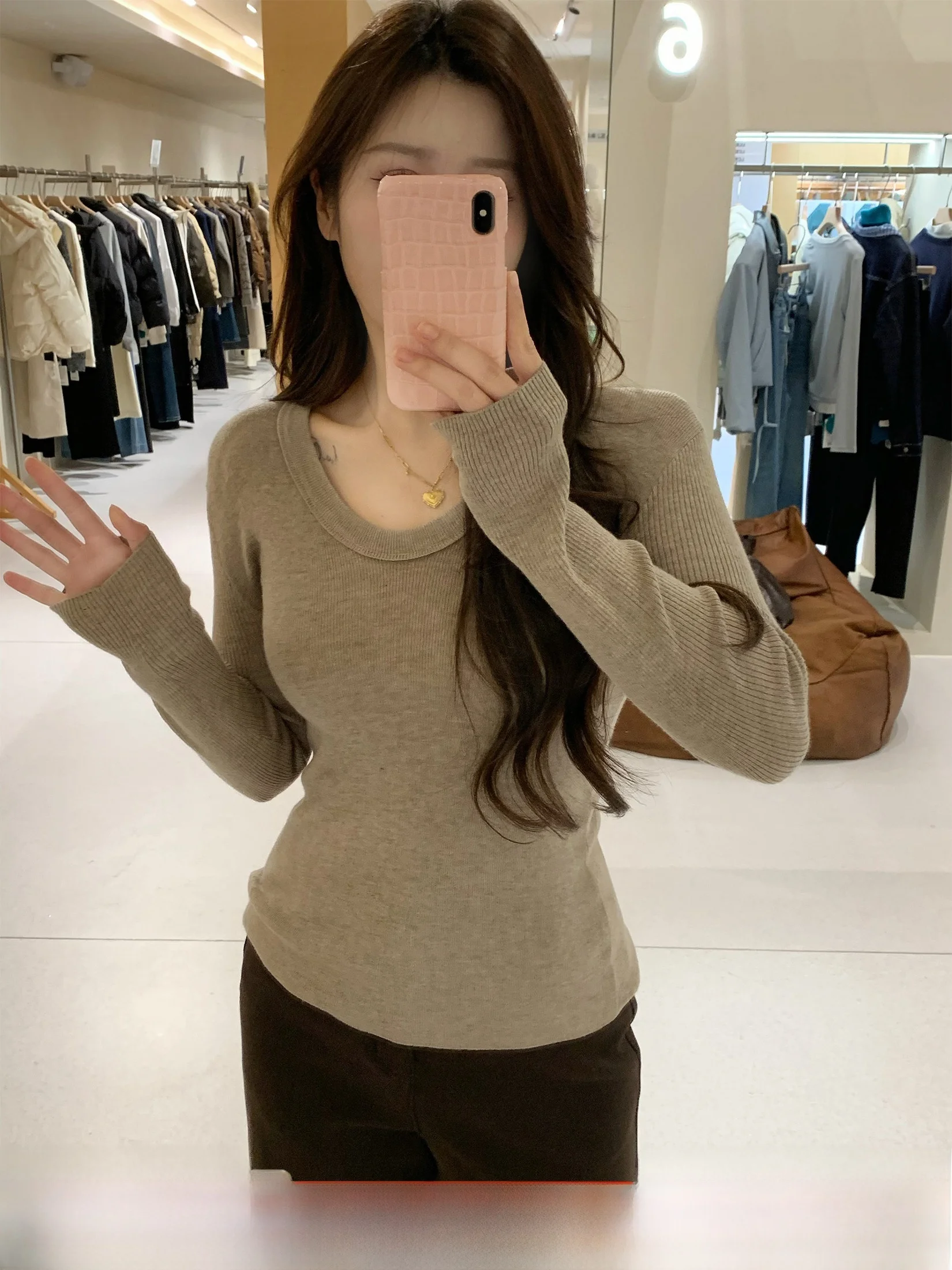 Женская вязаная футболка с длинным рукавом большого размера, простая, теплая, облегающая, с вырезом-сердечком, в корейском стиле, для повседневной носки
Женская вязаная футболка с длинным рукавом большого размера, простая, теплая, облегающая, с вырезом-сердечком, в корейском стиле, для повседневной носки