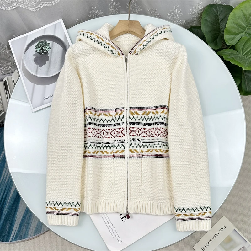 Ladies Luxury LP Fair Isle Knitted Cardigan Coat Double Zipper Hooded Sweater Autumn 2025 Commute Style Thick Warmth
Ladies Luxury LP Fair Isle Knitted Cardigan Coat Double Zipper Hooded Sweater Autumn 2025 Commute Style Thick Warmth