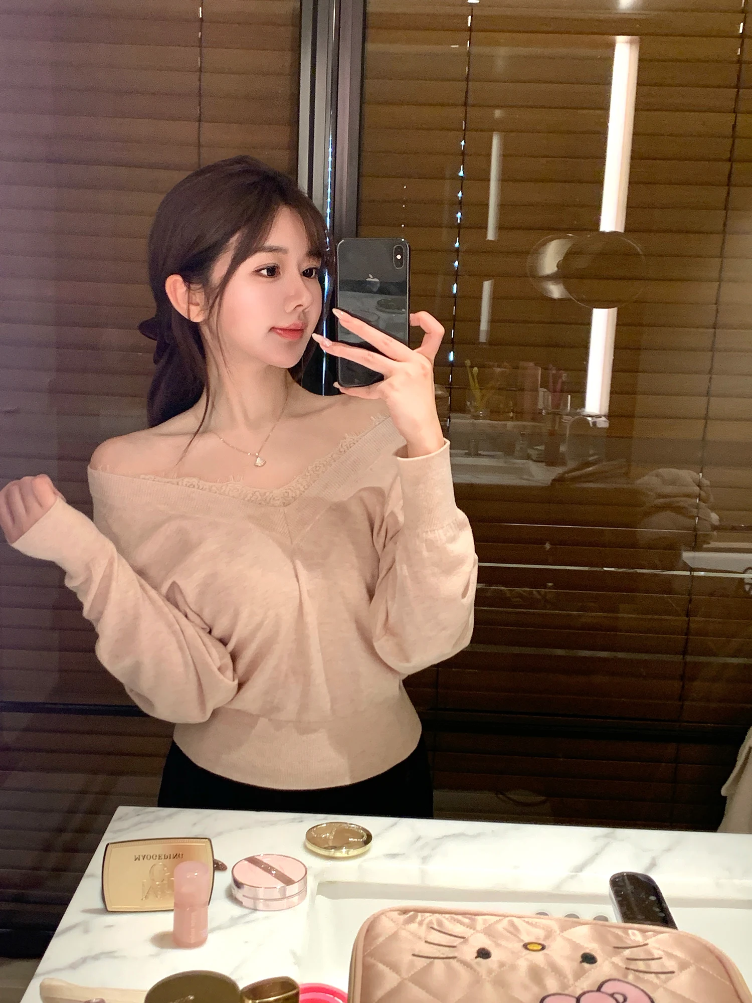 Elegant Lace V-Neck Wool Knitted Base Shirt Women's Long Sleeve Pullover Soft Comfortable Winter Fashion Top
Elegant Lace V-Neck Wool Knitted Base Shirt Women's Long Sleeve Pullover Soft Comfortable Winter Fashion Top