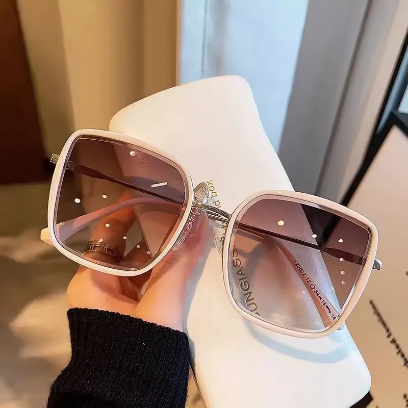 Fashion Gradient Sunglasses for Men Big Frame Pilot Sun Glasses Design anti-UV Lunette De Soleil Homme UV400
Fashion Gradient Sunglasses for Men Big Frame Pilot Sun Glasses Design anti-UV Lunette De Soleil Homme UV400