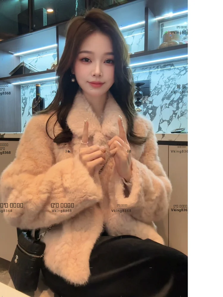 XuanXuanChen: Роскошное зимнее пальто из вельвета с меховой отделкой для женщин, коллекция «Сезон цветения вишни», теплая цельная куртка с воротником-стойкой
XuanXuanChen: Роскошное зимнее пальто из вельвета с меховой отделкой для женщин, коллекция «Сезон цветения вишни», теплая цельная куртка с воротником-стойкой