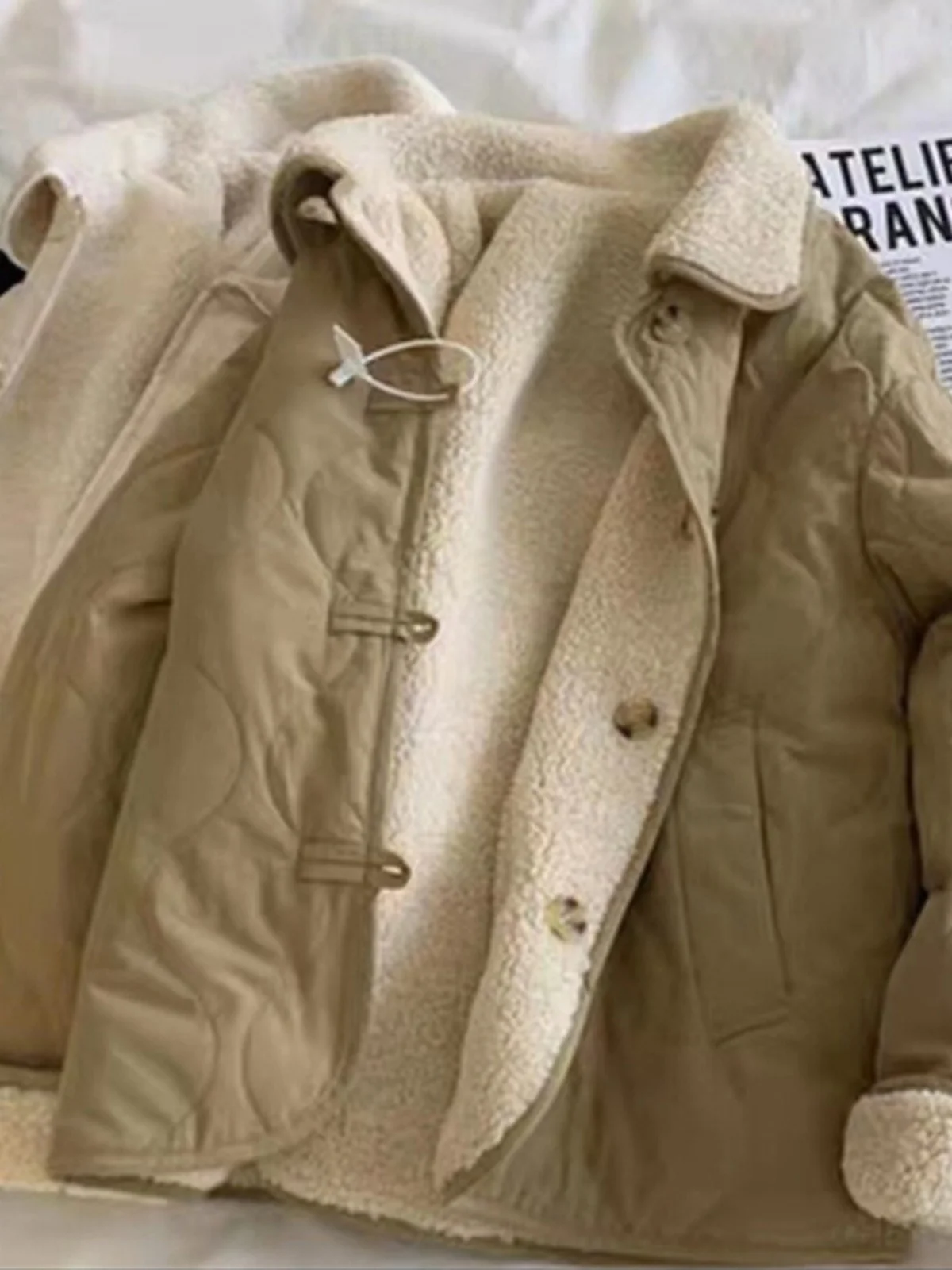 Женское тонкое теплое свободное бархатное хлопковое пальто в стиле ретро в стиле ретро, двустороннее длинное пальто с воротником свека на пуговицах
Женское тонкое теплое свободное бархатное хлопковое пальто в стиле ретро в стиле ретро, двустороннее длинное пальто с воротником свека на пуговицах