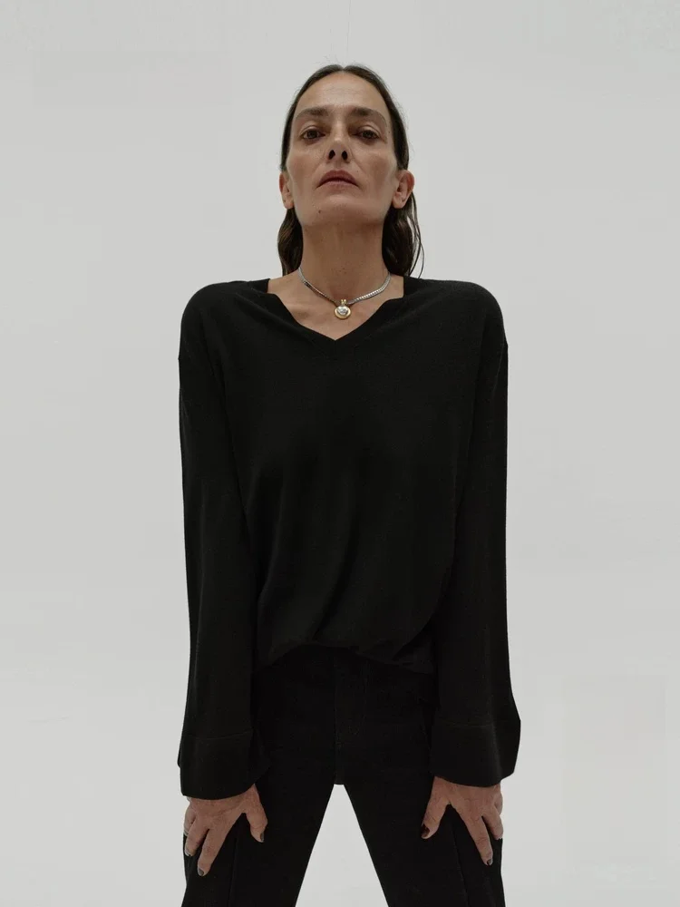 Edition Red Label Spring 2025 V-Neck Overhead Wool Sweater EBE1SWT044 Women's Knittedwear Regular Fit Long Sleeve Pure Color
Edition Red Label Spring 2025 V-Neck Overhead Wool Sweater EBE1SWT044 Women's Knittedwear Regular Fit Long Sleeve Pure Color