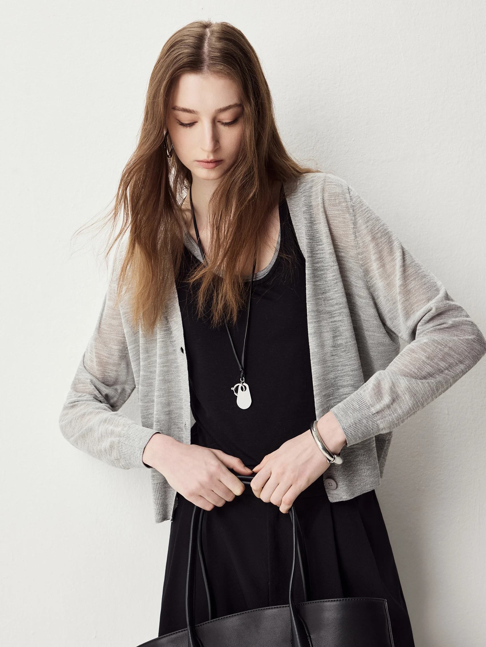 Soften Minimalist V-Neck Knitted Cardigan Women's Short Style Breathable Outerwear Comfortable Long Sleeve Casual Spring Coat
Soften Minimalist V-Neck Knitted Cardigan Women's Short Style Breathable Outerwear Comfortable Long Sleeve Casual Spring Coat