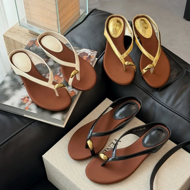 Women Flip-flops Summer Vacation Style Beach Slippers Fashion Metal Decoration Pinch Toe Cool Slipper Summer Wedges Heel Sandals
Women Flip-flops Summer Vacation Style Beach Slippers Fashion Metal Decoration Pinch Toe Cool Slipper Summer Wedges Heel Sandals