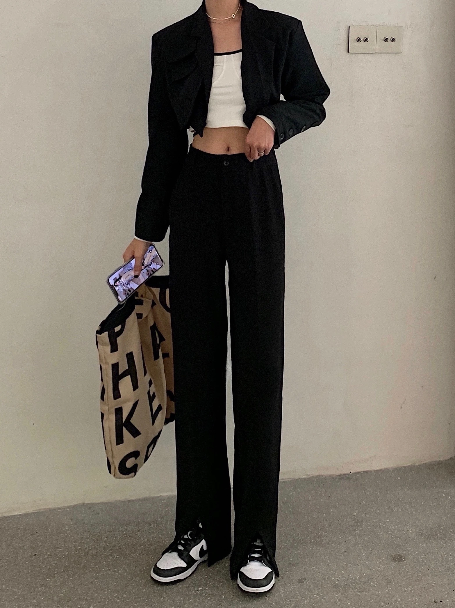 Женские брюки с высокой талией, прямые, повседневные, черные, длинные, с разрезами, стройнящие, осенняя новинка, модные
Женские брюки с высокой талией, прямые, повседневные, черные, длинные, с разрезами, стройнящие, осенняя новинка, модные