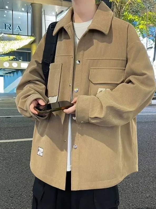 Мужская повседневная вельветовая куртка American Style свободного кроя с отложным воротником, осенне-весенняя новинка, модная брендовая верхняя одежда
Мужская повседневная вельветовая куртка American Style свободного кроя с отложным воротником, осенне-весенняя новинка, модная брендовая верхняя одежда