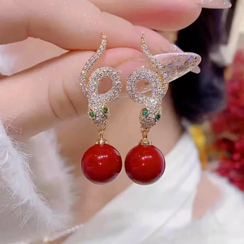 Retro Wrapped Rhinestone Snake Red Pearl Pendant Stud Earrings for Women New Fashion Trend Personalized Girls Party Jewelry Gift
Retro Wrapped Rhinestone Snake Red Pearl Pendant Stud Earrings for Women New Fashion Trend Personalized Girls Party Jewelry Gift