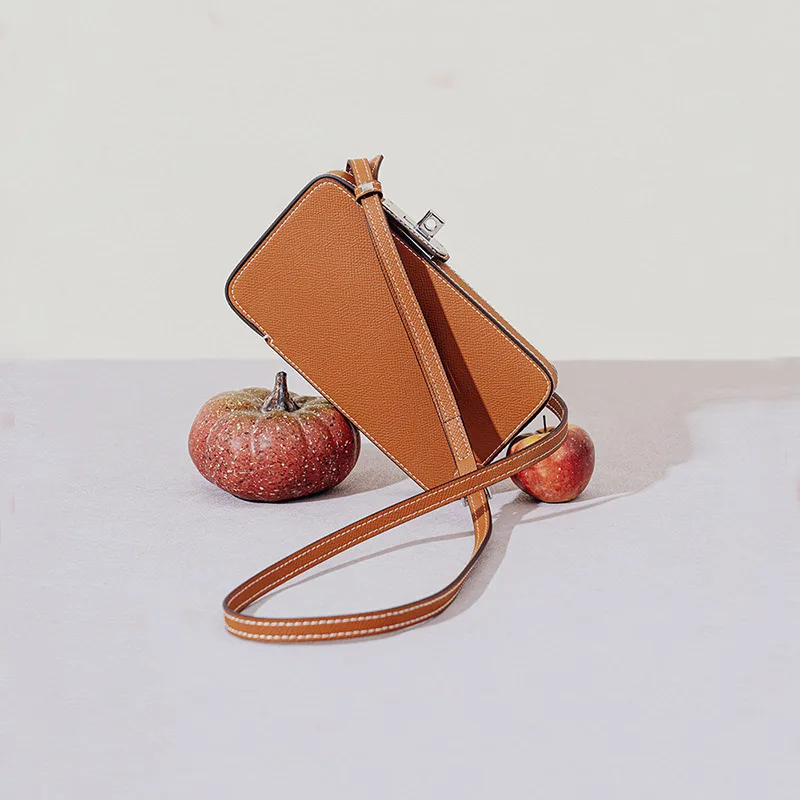 Fashionable women's multifunctional lock buckle mobile phone bag luxury designer simple solid color casual women's off-road bag
Fashionable women's multifunctional lock buckle mobile phone bag luxury designer simple solid color casual women's off-road bag