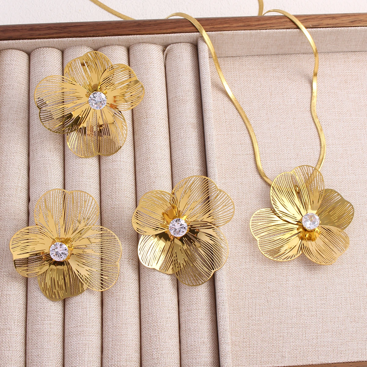 Комплект из колье, серёг и кольца, из нержавеющей стали
Комплект из колье, серёг и кольца, из нержавеющей стали