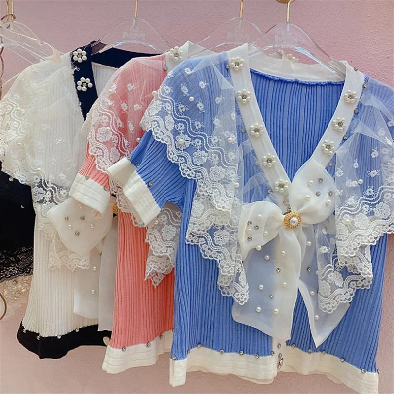 2022 summer V-neck beaded bow knitted cardigan top solid color lace stitching shirt women
2022 summer V-neck beaded bow knitted cardigan top solid color lace stitching shirt women