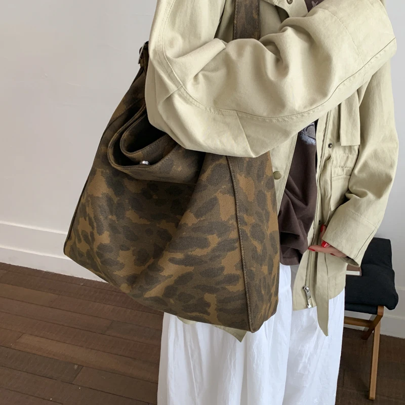 6826YC 2025 Осенняя новая сумка через плечо с леопардовым принтом на одно плечо, простая парусиновая сумка в стиле ретро, большая вместительная сумка-ведро
6826YC 2025 Осенняя новая сумка через плечо с леопардовым принтом на одно плечо, простая парусиновая сумка в стиле ретро, большая вместительная сумка-ведро