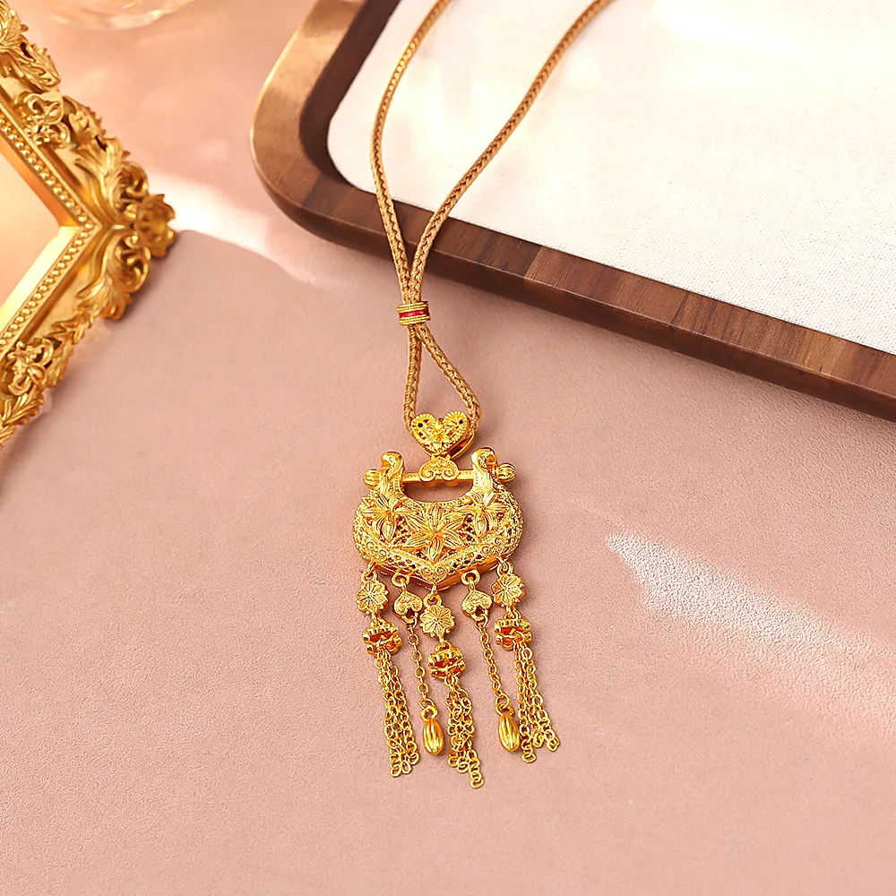Fashionable and exquisite retro hollow pattern tassel necklace women's niche light luxury temperament high-end sweater chain
Fashionable and exquisite retro hollow pattern tassel necklace women's niche light luxury temperament high-end sweater chain