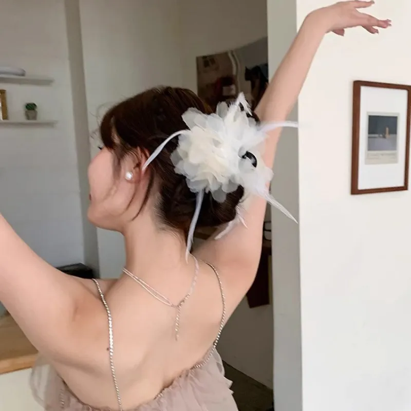 Swan Girl Mesh Feather Clip, Super Fairy Imitation Pearl Shark Clip, Versatile Girl Hair Accessories, High-end Headwear,gift
Swan Girl Mesh Feather Clip, Super Fairy Imitation Pearl Shark Clip, Versatile Girl Hair Accessories, High-end Headwear,gift