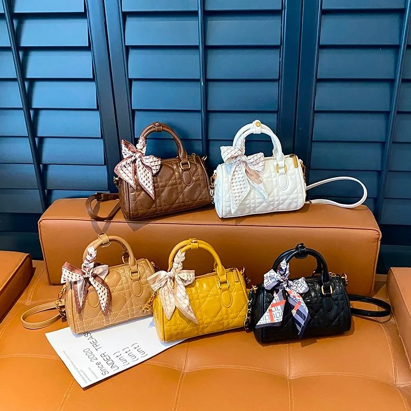 Classic Elegant Women's Tote Bag With Leather Material Luxury Brand Famous Designer Popular Handbag 
Classic Elegant Women's Tote Bag With Leather Material Luxury Brand Famous Designer Popular Handbag