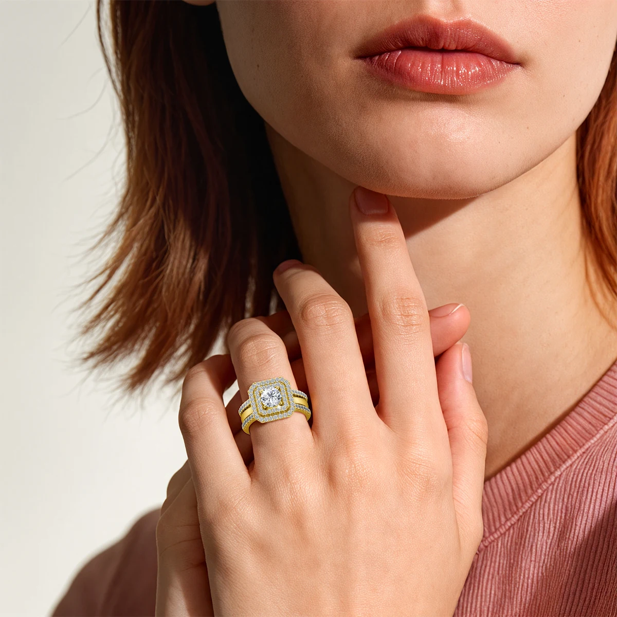 Роскошный набор из 2 колец с покрытием из 14-каратного золота, с муассанитом 1 карат цвета D, двойным ореолом и квадратным дизайном, для женщин, свадебный подарок
Роскошный набор из 2 колец с покрытием из 14-каратного золота, с муассанитом 1 карат цвета D, двойным ореолом и квадратным дизайном, для женщин, свадебный подарок