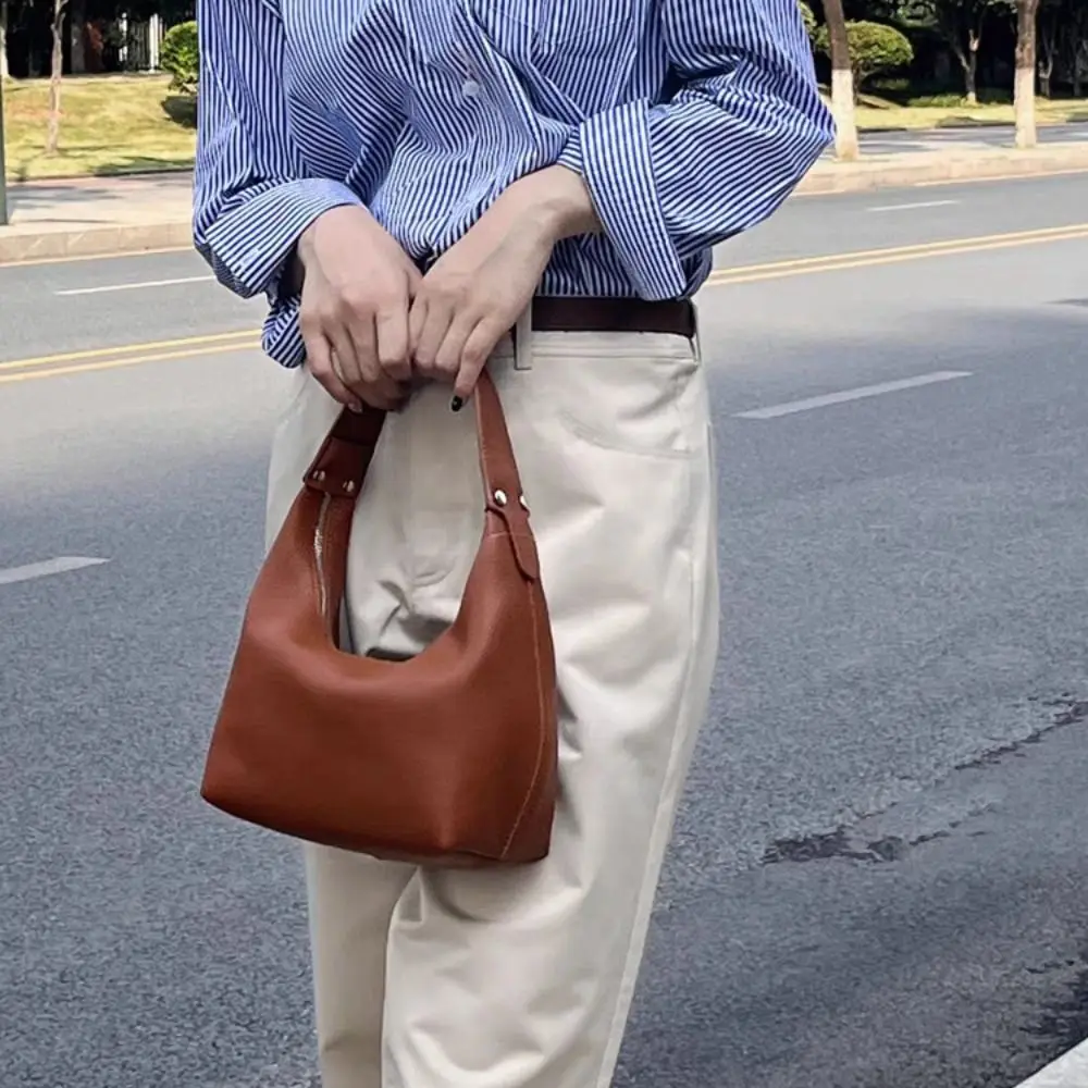 Fashion Large Capacity PU Hobo Bag Solid Color Handbag Shoulder Bag Korean Style Fashion Design French Style Handbag Streetwear
Fashion Large Capacity PU Hobo Bag Solid Color Handbag Shoulder Bag Korean Style Fashion Design French Style Handbag Streetwear