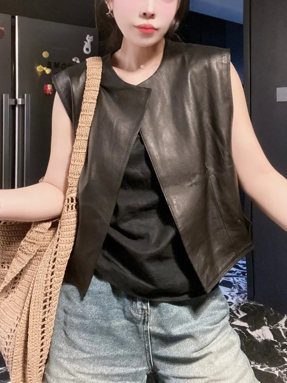 2025 New Sle Women's Leather Vest eepskin Svel Tank Top Slimming Versatile ort Length round Ne No Button Pure C...
2025 New Sle Women's Leather Vest eepskin Svel Tank Top Slimming Versatile ort Length round Ne No Button Pure C...