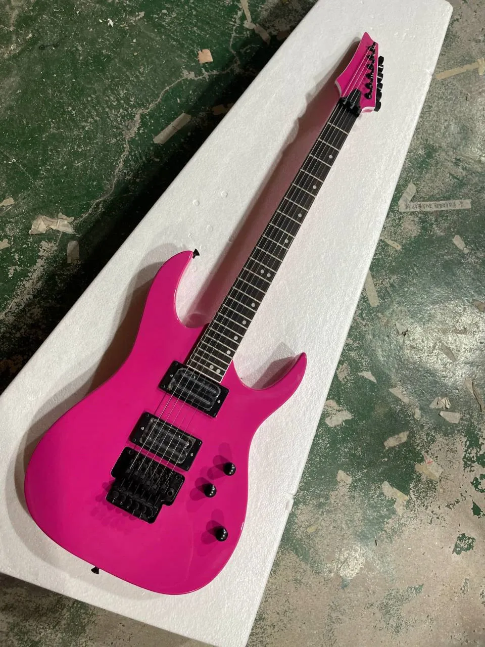 Pink Body 6 Strings Electric Guitar with Black Hardware,Rosewood Fretboard,Provide customized service
Pink Body 6 Strings Electric Guitar with Black Hardware,Rosewood Fretboard,Provide customized service