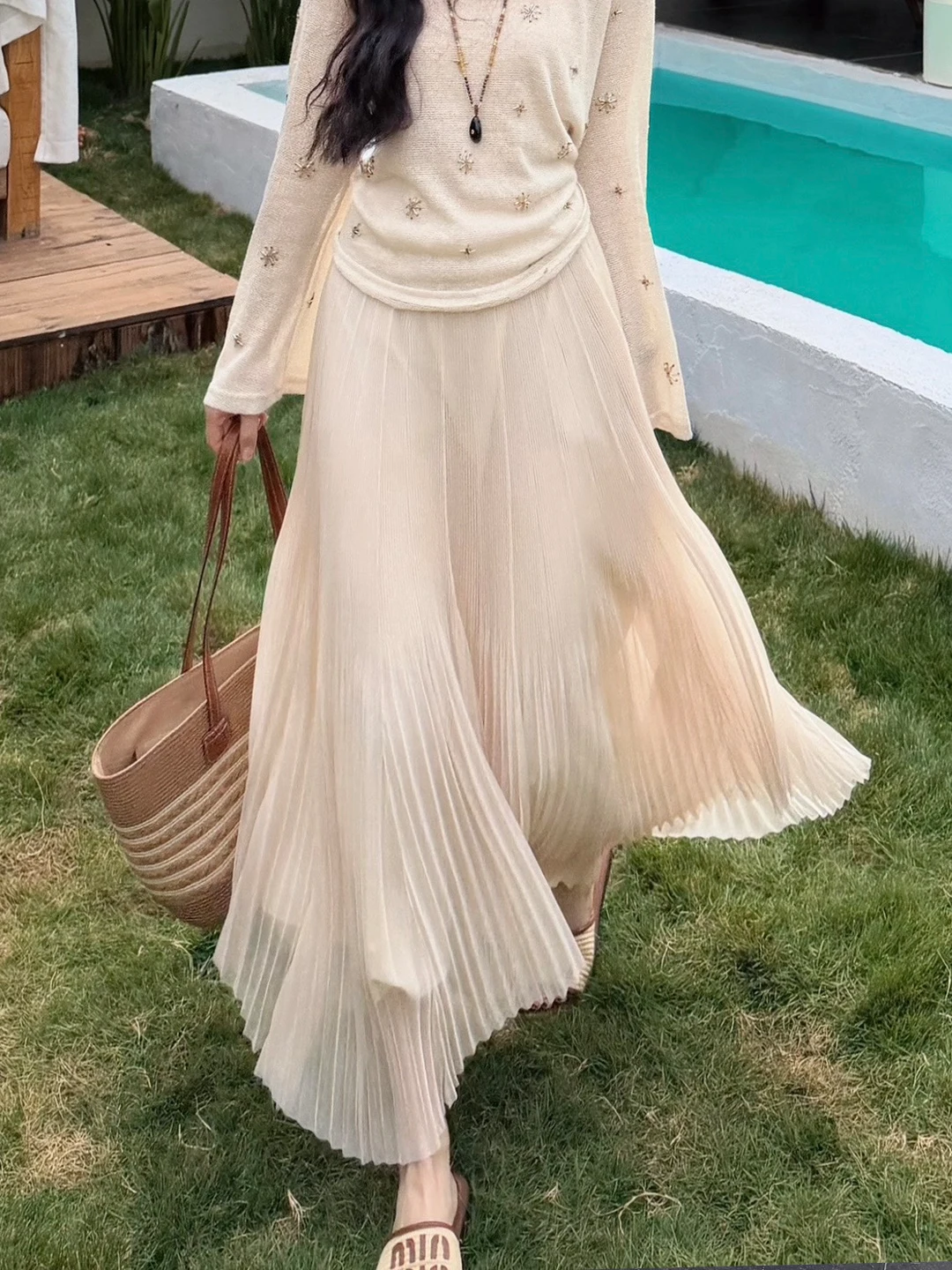 Elegant Midi Length Asymmetrical Hem Skirt Breathable Loose Waist Design Lyocell Fabric Skin-friendly Hand-pressed Pleats
Elegant Midi Length Asymmetrical Hem Skirt Breathable Loose Waist Design Lyocell Fabric Skin-friendly Hand-pressed Pleats