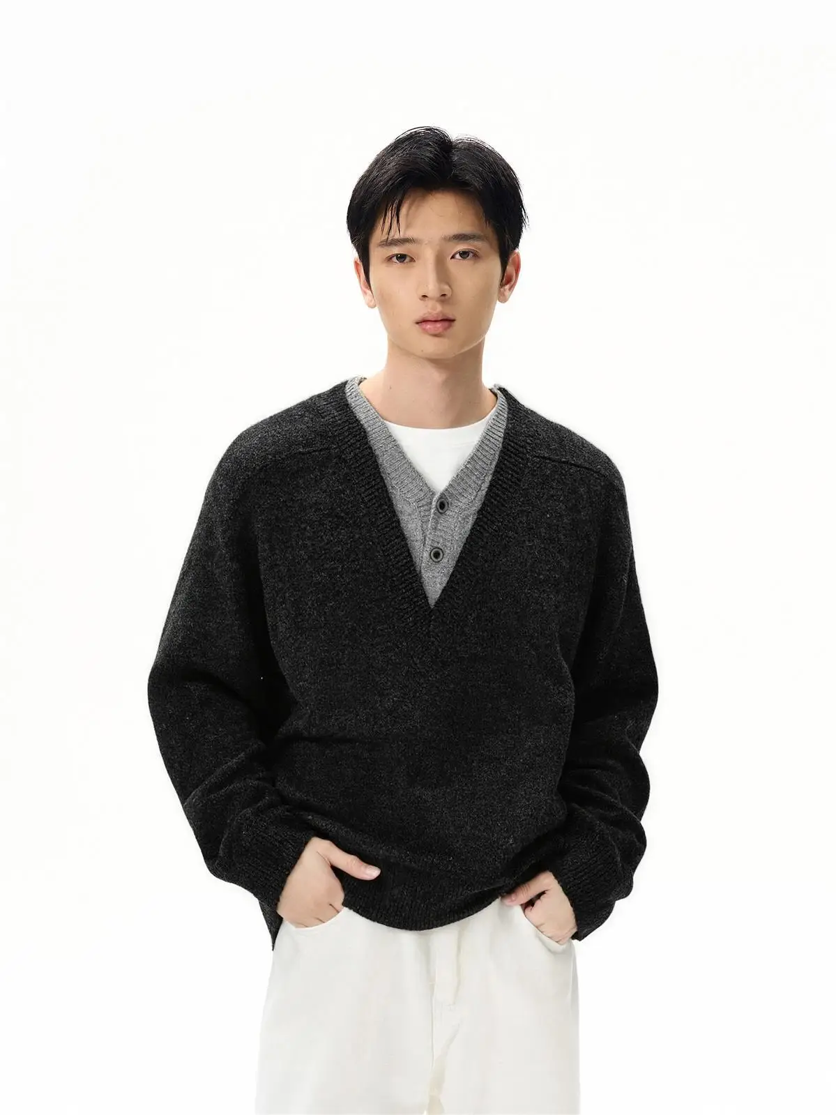 Retro American k ey Loose Knitted Sweater V-Ne Men Women Autumn Winter Cleanfit Fake Two-Piece Comfortable Warm Top
Retro American k ey Loose Knitted Sweater V-Ne Men Women Autumn Winter Cleanfit Fake Two-Piece Comfortable Warm Top