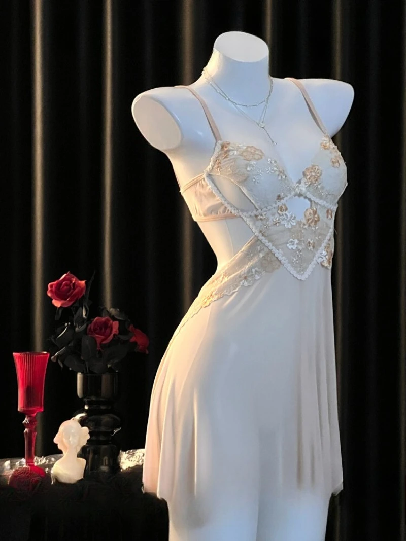 Сексуальная сетчатая ночная рубашка с вышивкой и открытой талией, образовательный дизайн с глубоким V-образным вырезом для женщин, идеальная пижама с романтической ночью даты
Сексуальная сетчатая ночная рубашка с вышивкой и открытой талией, образовательный дизайн с глубоким V-образным вырезом для женщин, идеальная пижама с романтической ночью даты