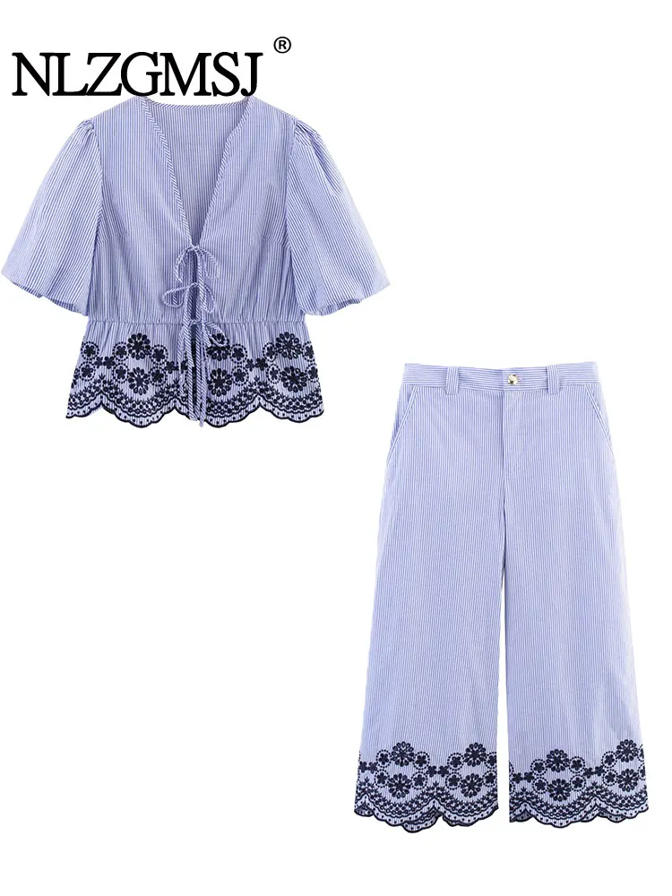 Лето 2025 г., повседневные женские комплекты в полоску, топ с вышивкой на шнуровке и пышными рукавами, v-образным вырезом, длинные широкие брюки, модный костюм
Лето 2025 г., повседневные женские комплекты в полоску, топ с вышивкой на шнуровке и пышными рукавами, v-образным вырезом, длинные широкие брюки, модный костюм