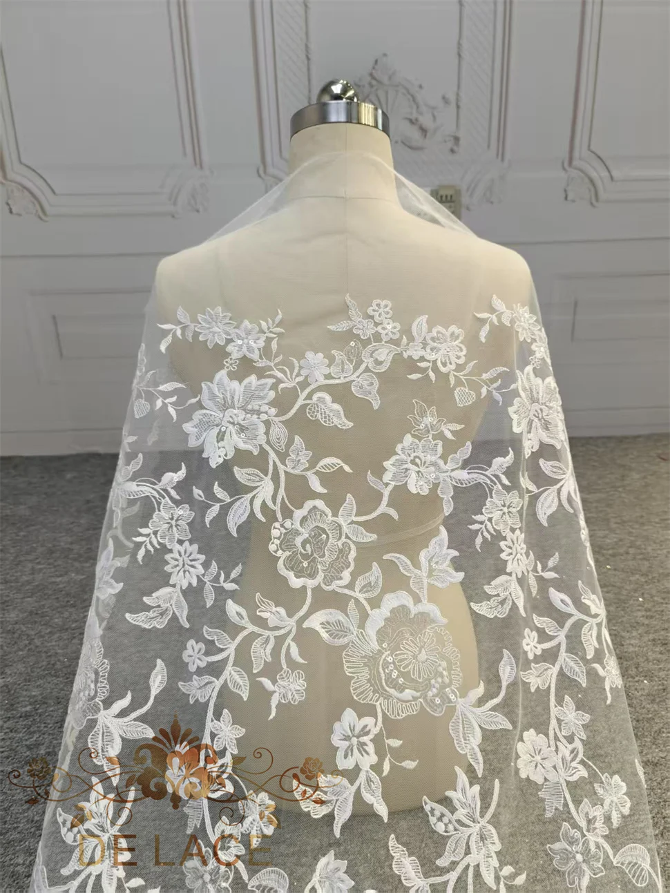 Fashionable Floral Embroidered Lace With Shining Sequins Beautiful Embroidery Flower Fabric for Bridal Wedding Dresses
Fashionable Floral Embroidered Lace With Shining Sequins Beautiful Embroidery Flower Fabric for Bridal Wedding Dresses