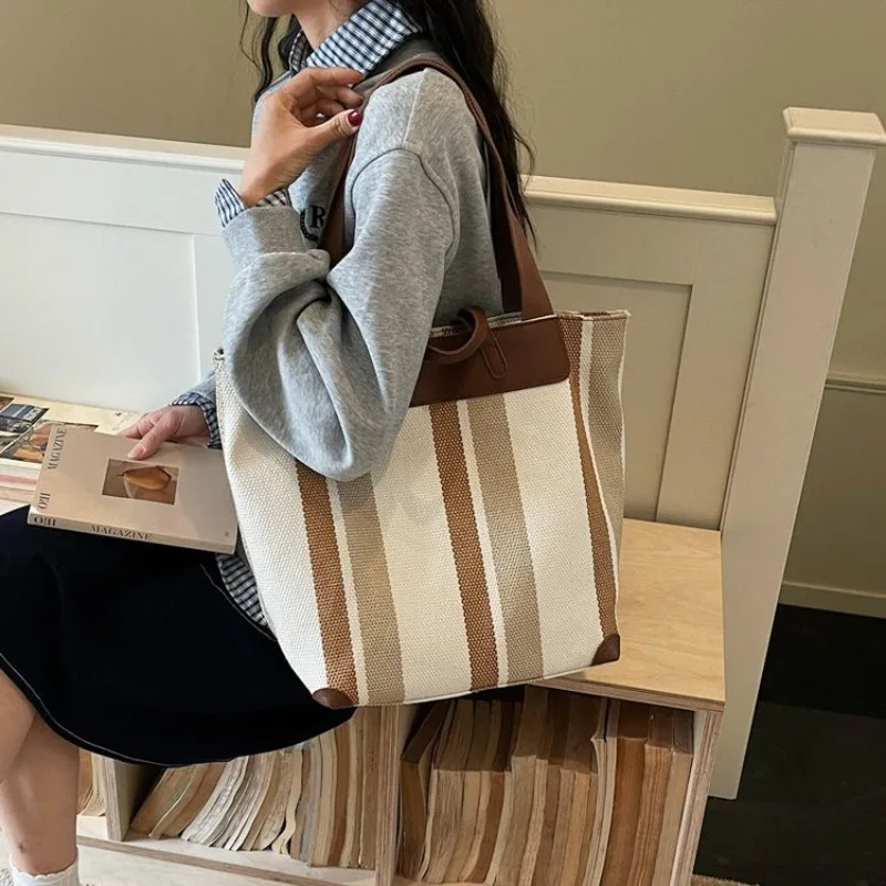 Elegant Classic Leather Handbag Ladies Trendy Design Casual Simple Vintage Paris Outdoor Messenger Bag
Elegant Classic Leather Handbag Ladies Trendy Design Casual Simple Vintage Paris Outdoor Messenger Bag