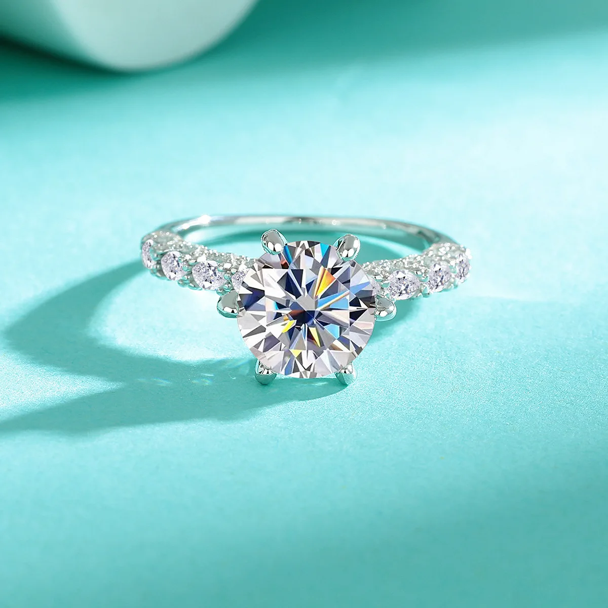 Роскошное платиновое кольцо Pt950 3ct D цвета с муассанитом для женщин, обручальные обручальные кольца из белого золота 18 карат, ювелирные изделия
Роскошное платиновое кольцо Pt950 3ct D цвета с муассанитом для женщин, обручальные обручальные кольца из белого золота 18 карат, ювелирные изделия