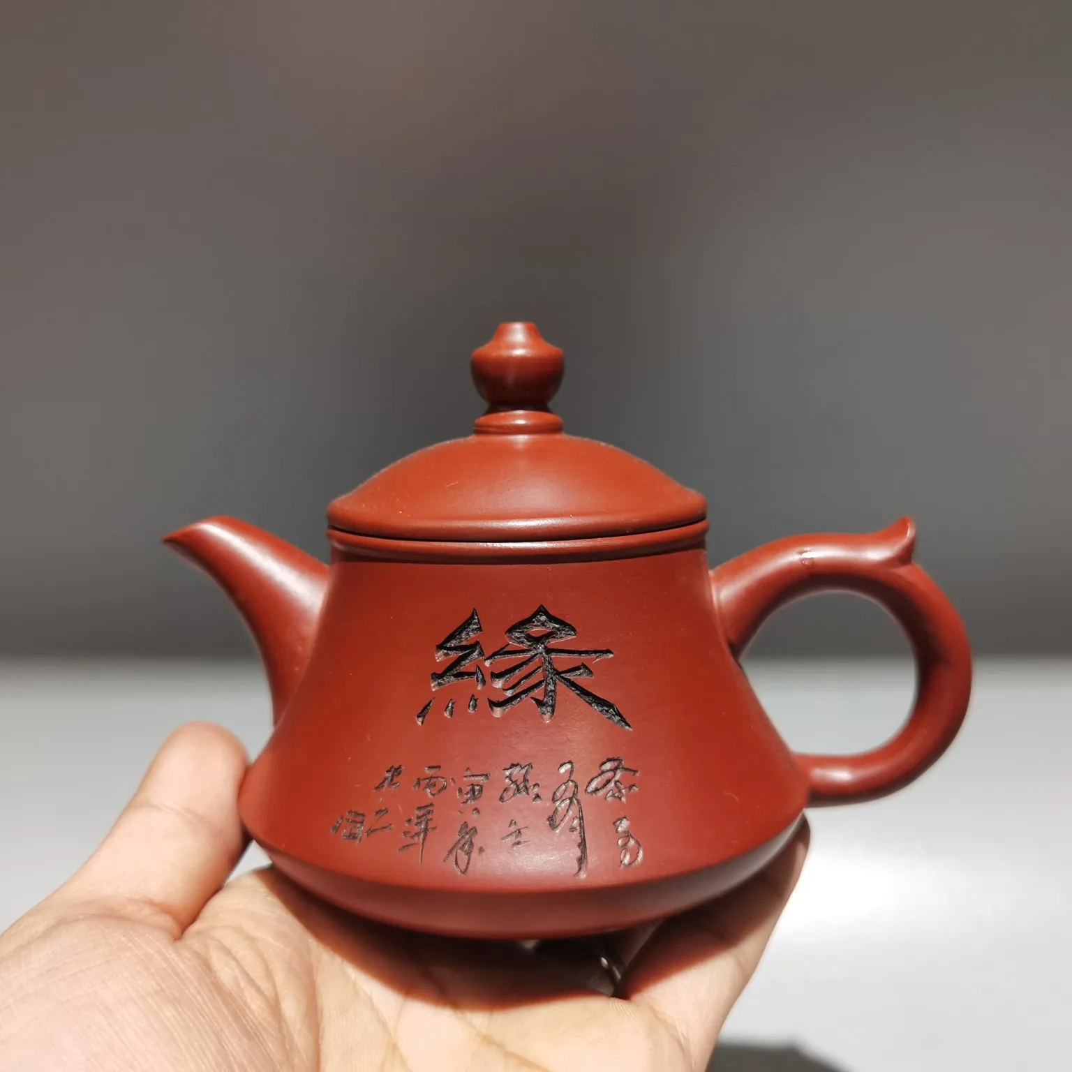 Фарфоровый чайник Yixing Zisha 6 дюймов, котелок с рисунком под красную глину, украшение для офиса
Фарфоровый чайник Yixing Zisha 6 дюймов, котелок с рисунком под красную глину, украшение для офиса